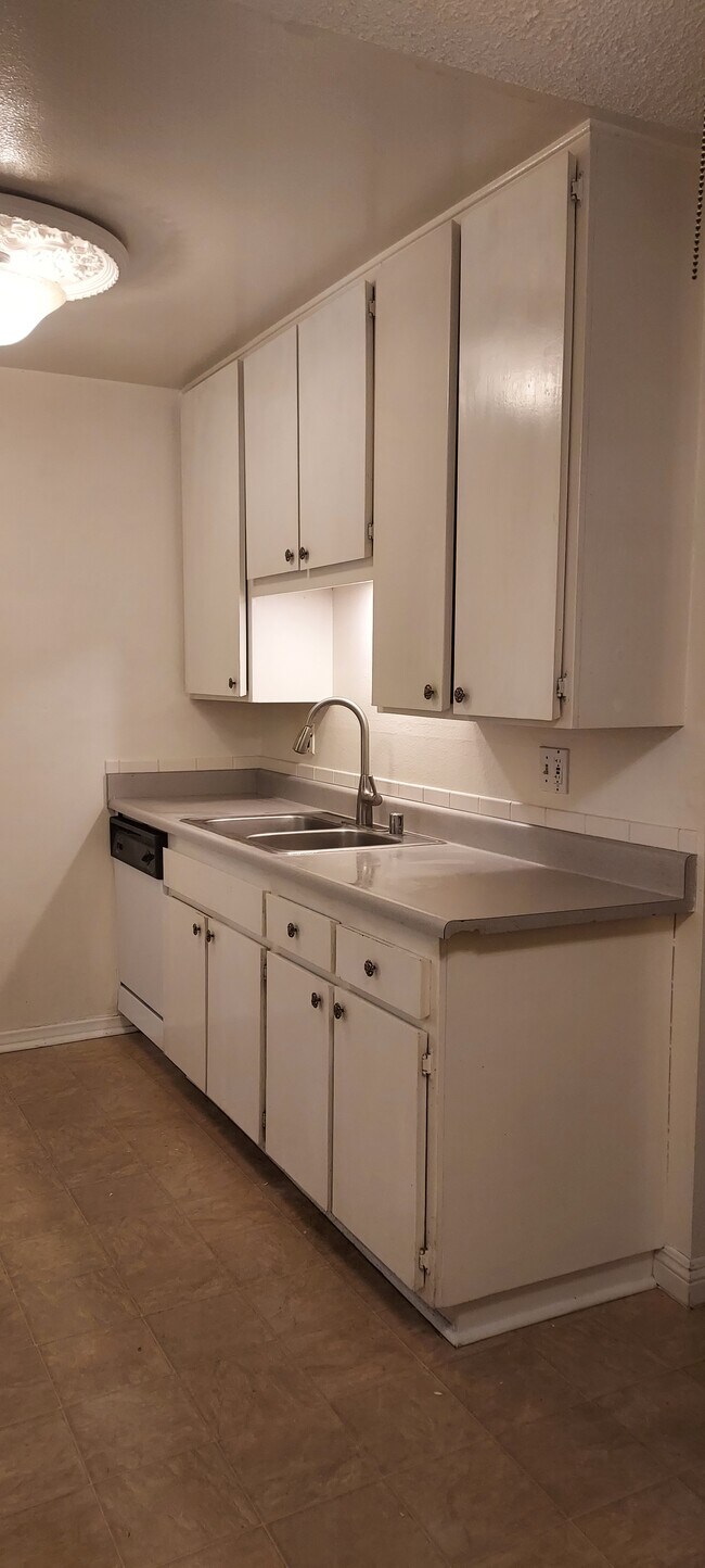 kitchen sink / dishwasher - 1707 Pacific Coast Hwy