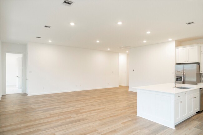 Building Photo - 31026 Sun Vly Dr