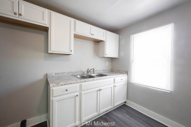 Building Photo - 445 W 29th St