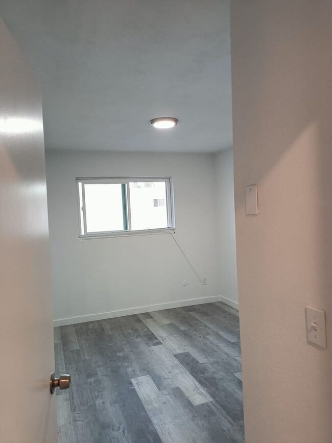 Building Photo - Remodeled 2 bedrooms 2 full baths corner unit apartment in Chula Vista