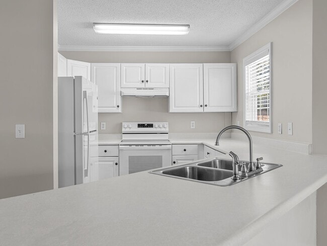 Building Photo - Charming 2 BR, 2.5 BA, One Story End Unit ...