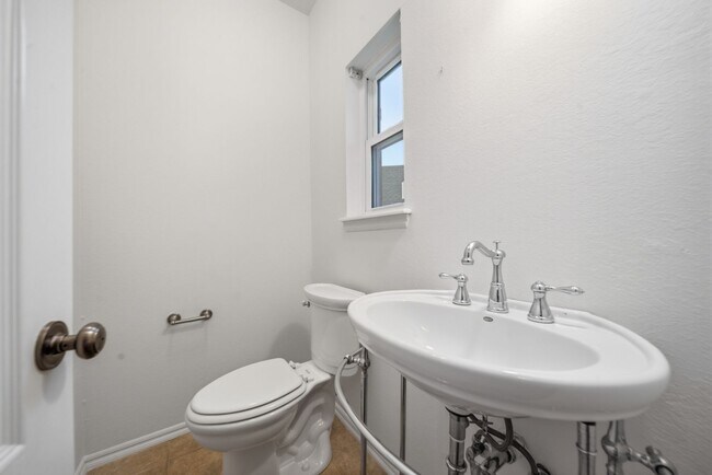Building Photo - Spacious 5 Bedroom Home In Jenks West School District!