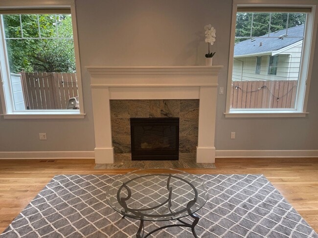 Building Photo - Spacious 3BD/2.5BTH Available for Lease in...