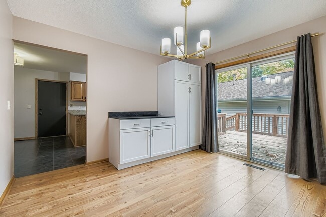 Building Photo - 815 Lakeview Dr