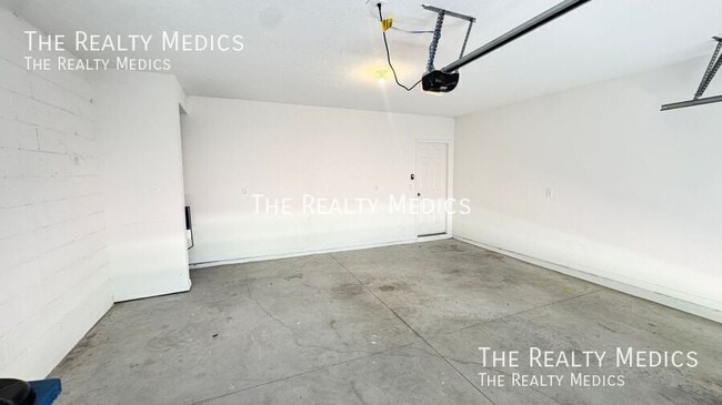 Building Photo - 2401 White Tail St