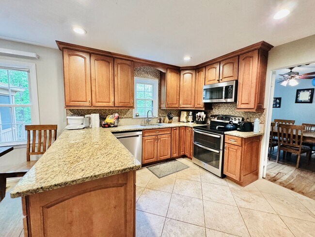 Building Photo - BEAUTIFUL AND PRIVATE LAKE RIDGE HOME