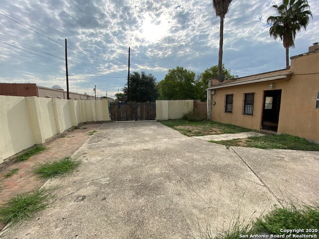 Building Photo - Available 2 bed 1 bath with large private ...