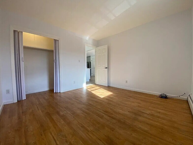 Building Photo - 459 Russell Rd