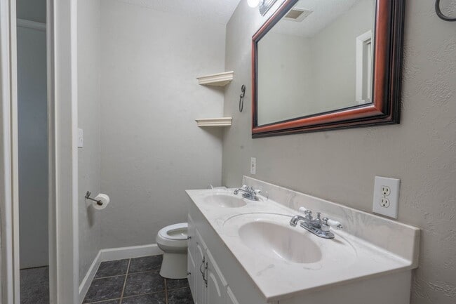 Building Photo - 4 bed and 2 bath house in Johnson City