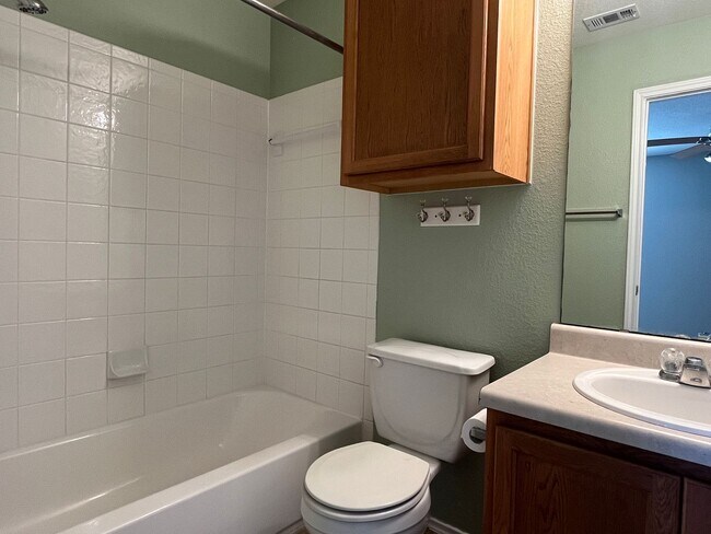 Building Photo - Great 3/2.5 Townhouse in Great Location