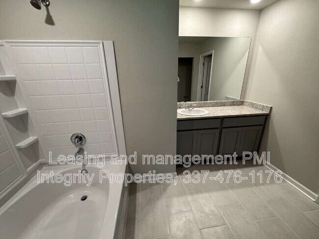 Building Photo - 229 Sidney Oaks Dr