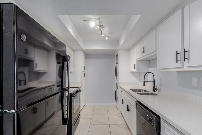 Building Photo - 10444 N 69th St