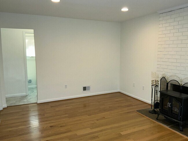 Building Photo - Very well maintained 4BR 2.5BA Colonial mo...