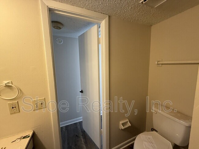 Building Photo - 2545 Oak St