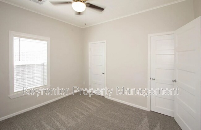 Building Photo - 323 E Will Rogers Blvd