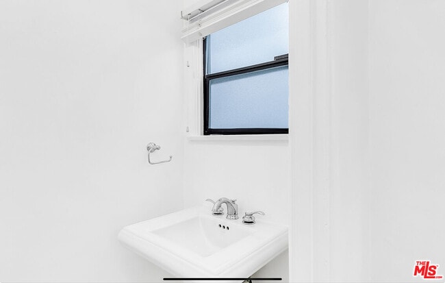 Building Photo - 1125 1/2 Glenville Dr