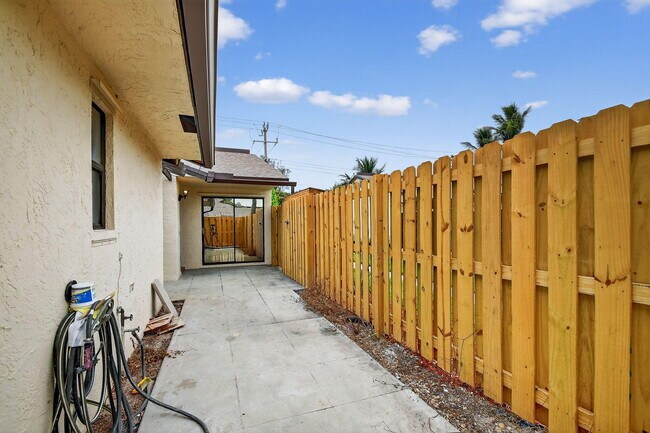 Building Photo - 2701 Waterview Cir