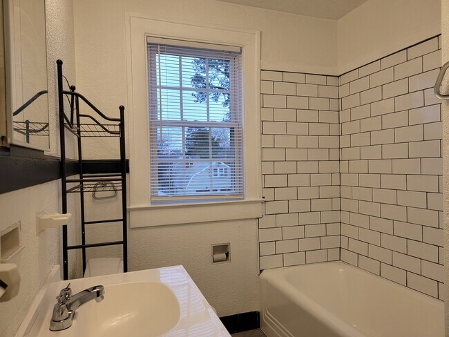 Building Photo - 67 Greenbriar Ave