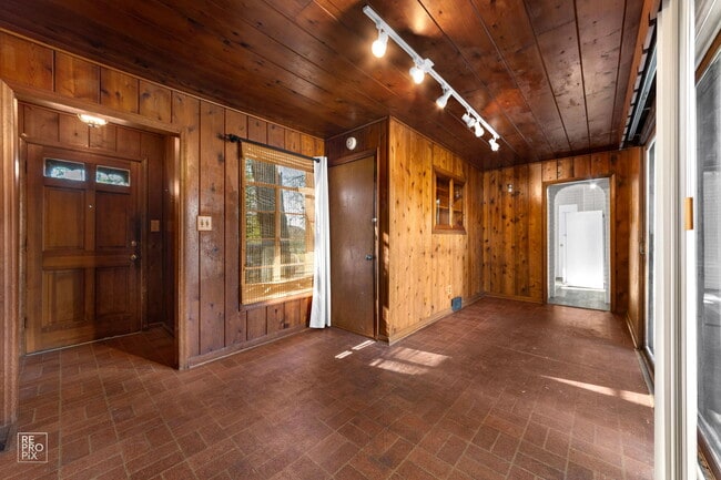 Building Photo - 32857 N Alleghany Rd