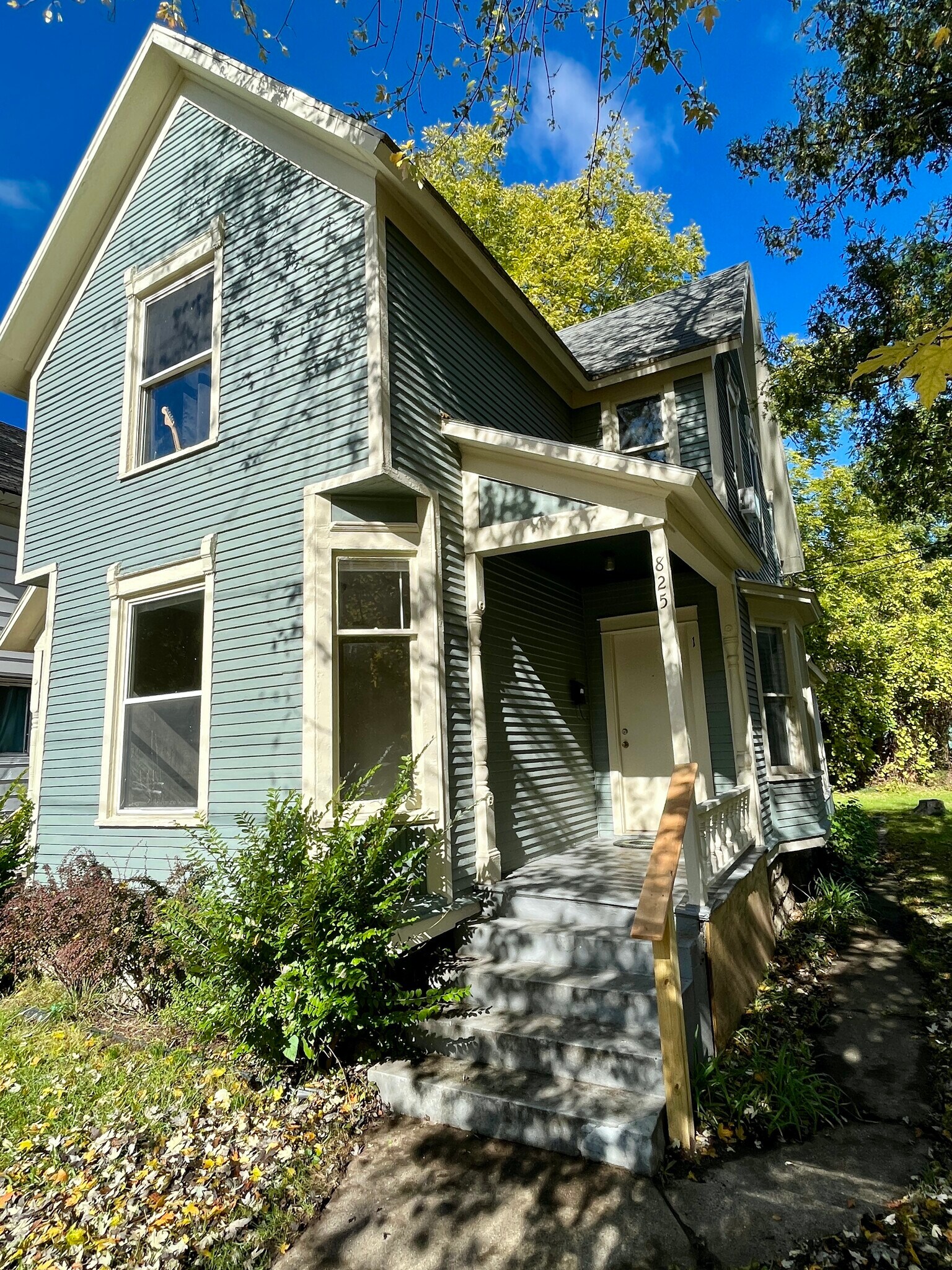 Building Photo - 825 10th St NW