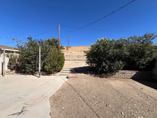 Building Photo - 3 Bedroom 1 bathroom House located near a Schools, Community Park and Public Swimming Pool.