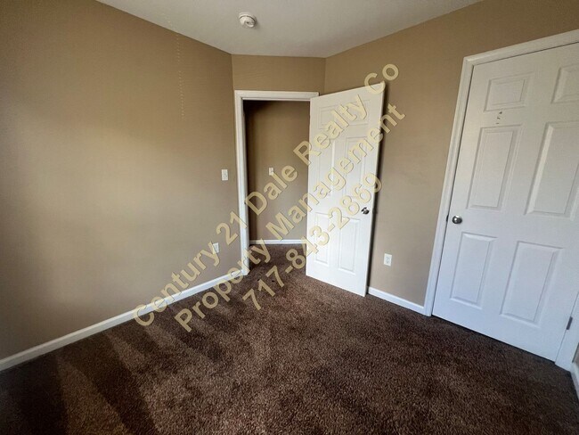 Building Photo - 210 Royal Dr