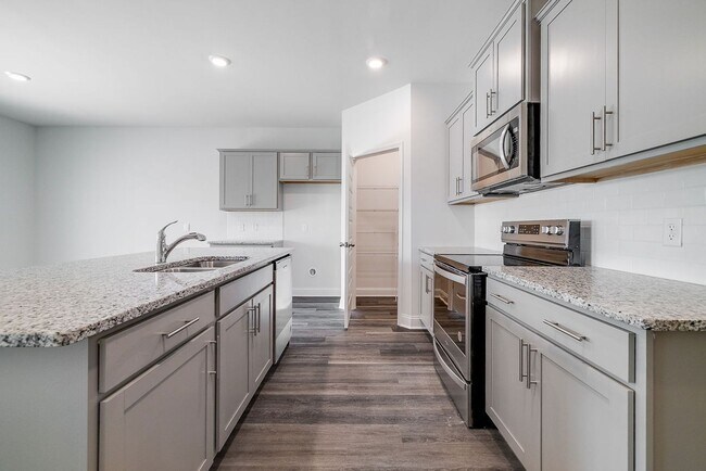 Building Photo - Beautiful 4 bedroom, 2 bathroom home locat...