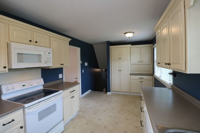 Building Photo - 120 Sunnybrook Ct