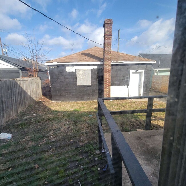 Building Photo - Near Southside 3BR House w/Garage!