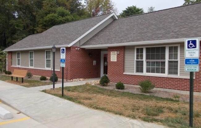 Building Photo - 808 Treewood Dr