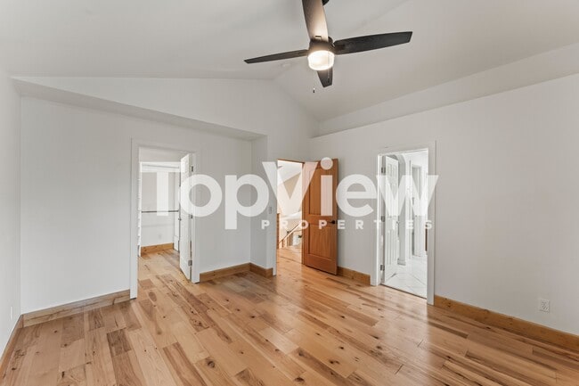 Building Photo - 2205 Valley View Dr
