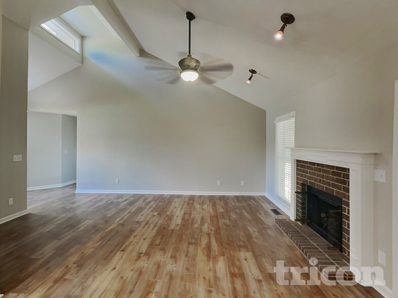 Building Photo - 210 Rollingwood Ct