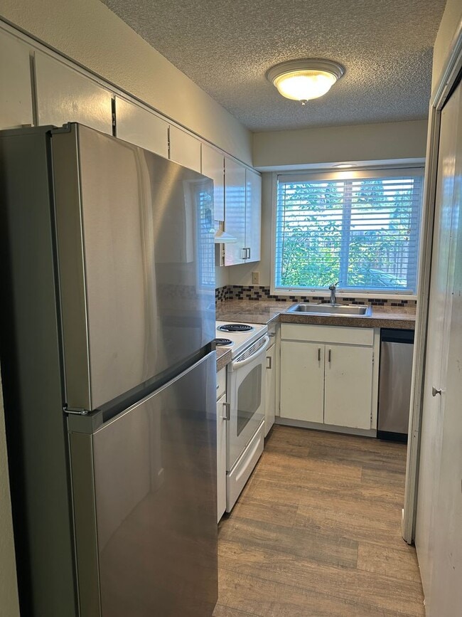 Building Photo - RECENTLY UPDATED  2 BEDROOM & 1 .5 BATH CONDO