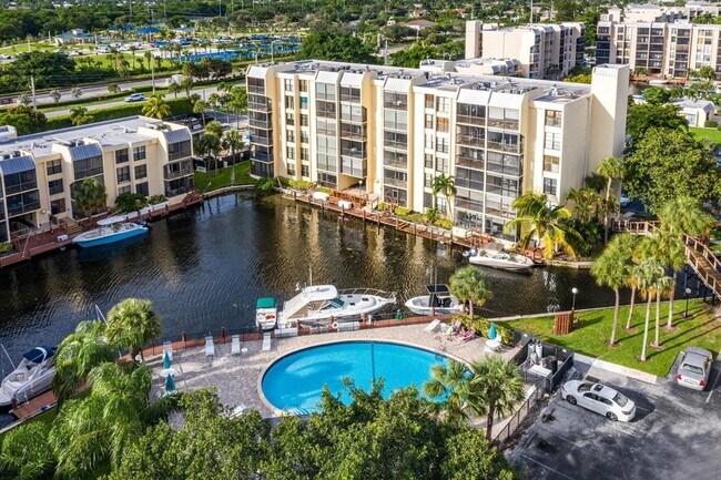 Building Photo - 15 Royal Palm Way