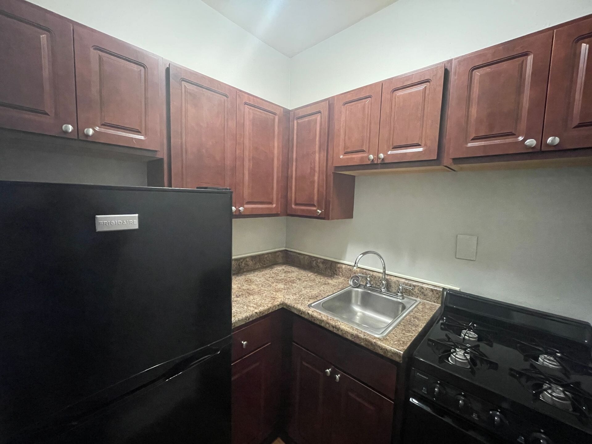 Building Photo - 831 W Bradley Pl