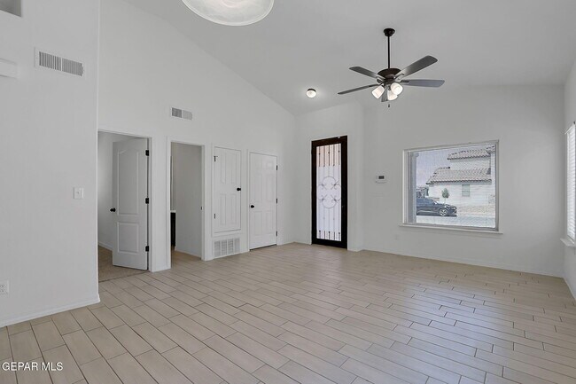 Building Photo - 533 Paseo Modesto Dr