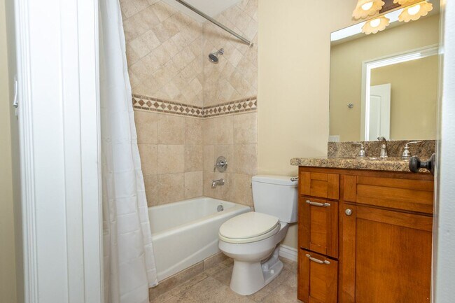 Building Photo - Beautiful 3 br/3.5ba Townhome in Pacific Beach Just Blocks to Crown Point Shores!
