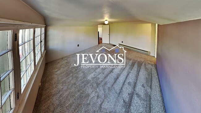 Building Photo - $895 Rent Credit - Charming 3-bedroom home with washer and dryer, an equipped kitchen, and nearby...