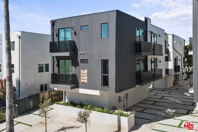 Building Photo - 10915 Hesby St