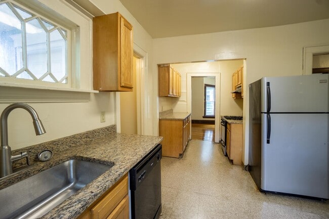 Building Photo - Spacious 5 Bed/2 Bath Single Family Home W...