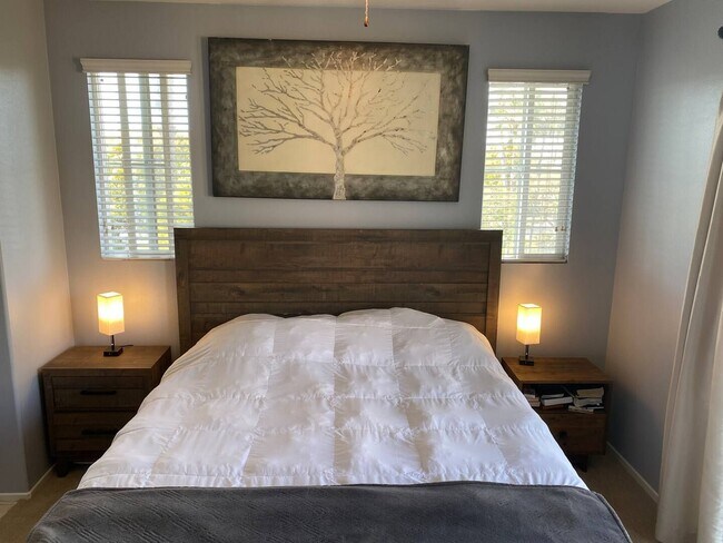 Building Photo - 3 BD/ 2.5 BA SHORT-TERM FURNISHED TOWNHOME...