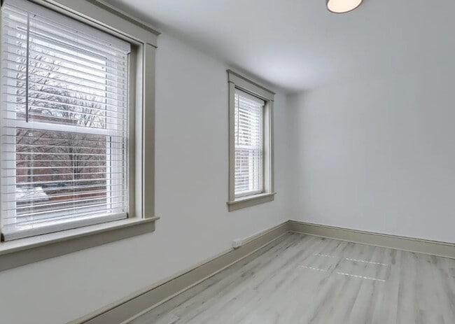 Building Photo - 40 W James St