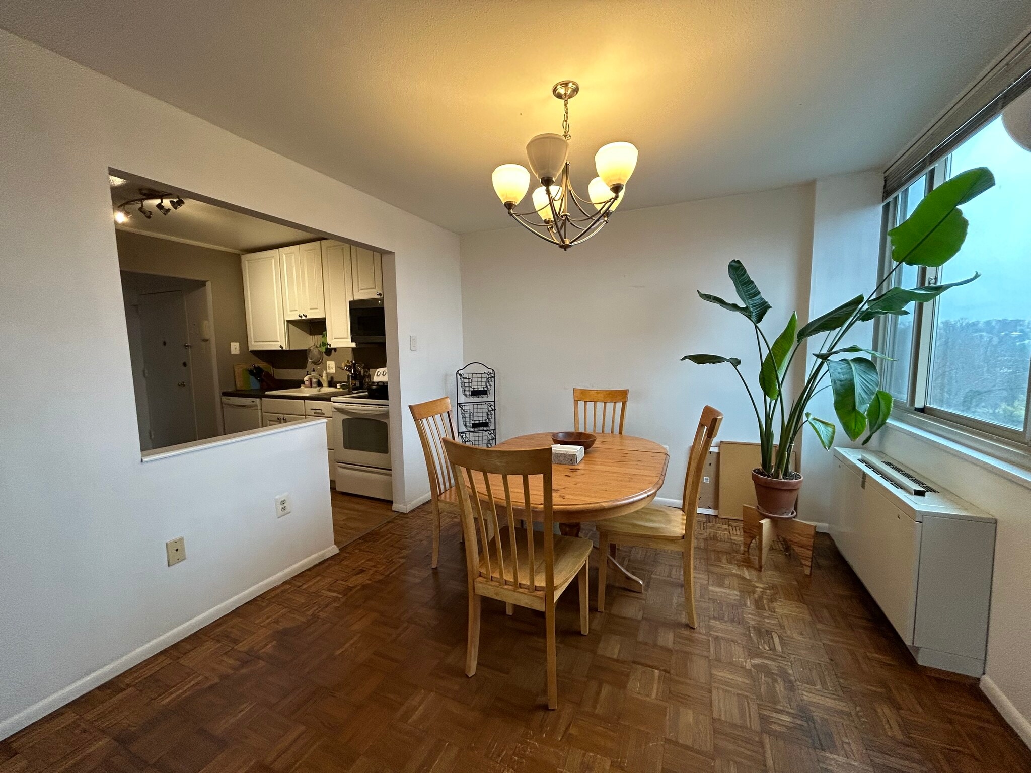 Dining area - 1 E University Pkwy