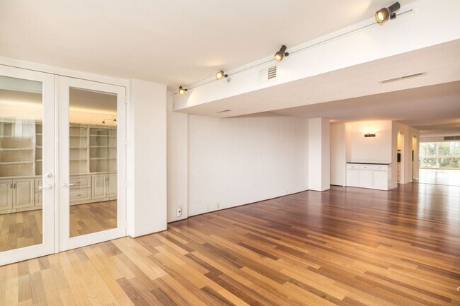 Building Photo - High Rise Living in the Heart of Downtown Palo Alto!