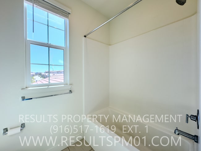 Building Photo - Pristine Upgraded 3 Bed 2.5 Beauty