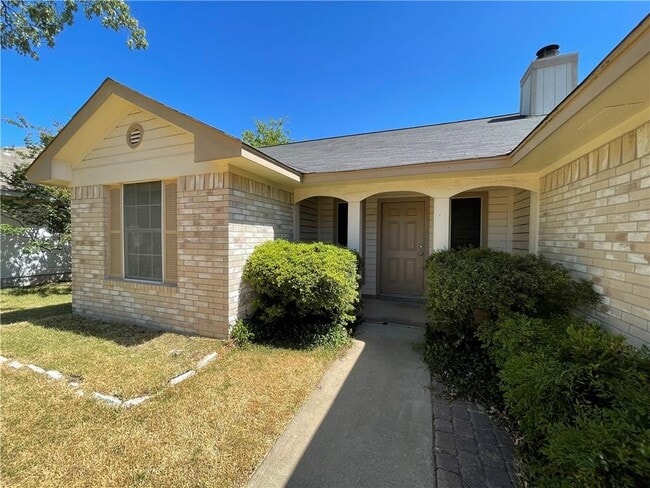 Building Photo - 2305 Darnell Dr