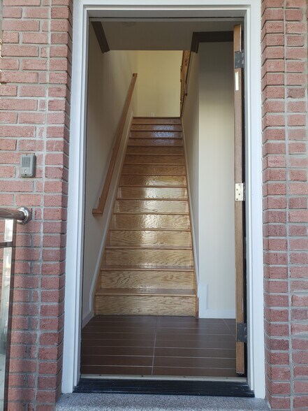 Building Photo - 213 Pearsall Ave