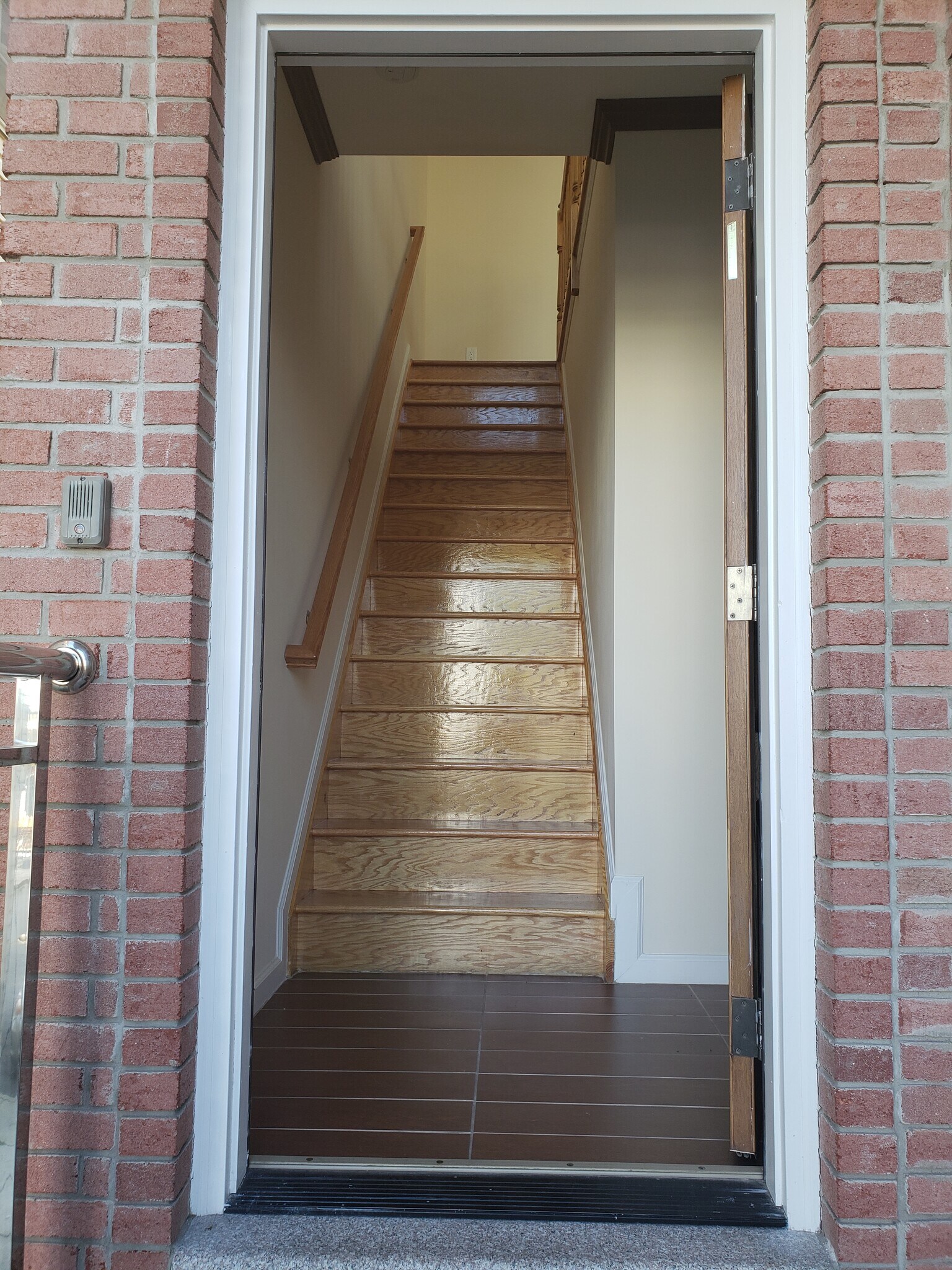 Building Photo - 213 Pearsall Ave