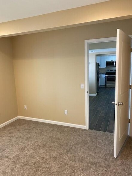 Building Photo - 28660 W Lake Dr