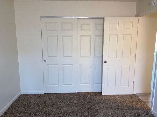 Building Photo - Reno Duplex - 1 Pet Friendly, Garage, Dishwasher, Washer/Dryer Hookups, Central A/C